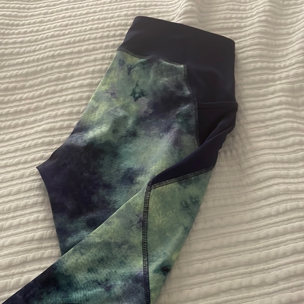 NWOT. Multi color leggings.  3/4.
